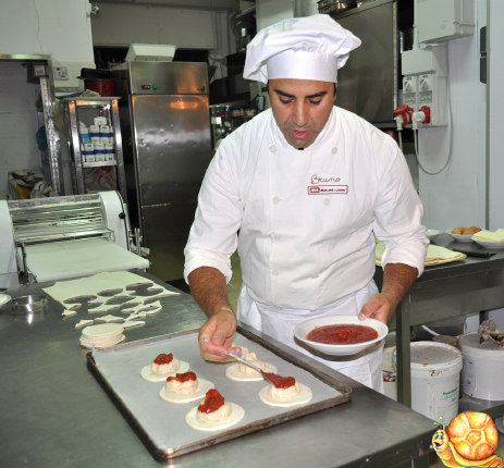 Fast service food Chef by Stuzzicando offers Made in Italy slow food to create a fast food restaurant business in any city of the world, Stuzzicando manufacturer cooking equipment and made in Italy food ingredients to prepare the most traditional Italian dishes as bread, pizza, antipasti, spaghetti pasta, handmade meals, lasagna, risoto, ice cream, coffee, italian beer and more for your complete Stuzzicando food restaurant business... we are looking for partners and investors in USA, Germany, England, Netherland, Middle East, Dubai, Japan, Spain, Belgium, Austria, Poland, Argentina, Brazil food investors