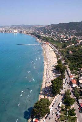 Vlora o Valona, offre una serie di servizi per agevolare le piccole e medie industrie d'Italia ad uscire della crisi producendo nelle nostre zone industriali, con sistemi moderni e d'alta tecnologia per una produzione di alta qualità che punta all'esportazione nel mondo direttamente dall'Europa, non bisogna andare in Dubai, India, Vietnam per risparmiare, a Vlora con un costo di lavoro dieci volte inferiore all'Italia, con delle tasse per la produzione del 10% annuale sul profitto a solo 75 Km dall'Italia è l'ideale per lavorare in un'ambiente di vacanze tutto l'anno